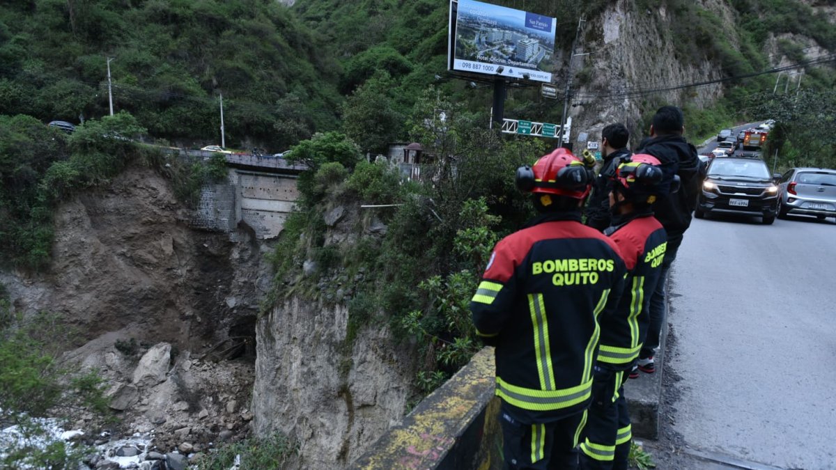 Derrumbe en la avenida de los Conquistadores al ingreso de Guapulo.