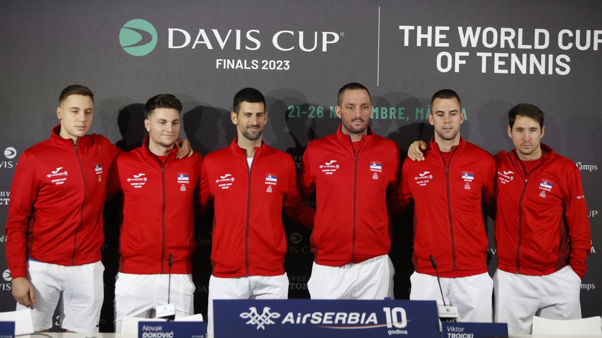 Djokovic (3i), posando junto sus compañeros del equipo de Serbia para la serie ante Gran Bretaña en Copa Davis.
