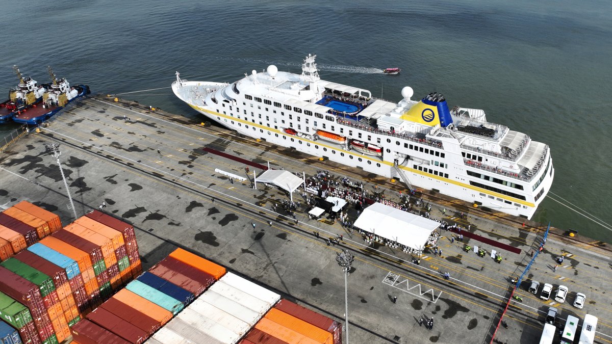 El crucero MS Hamburg, perteneciente a la alemana Plantours, se convirtió este miércoles en el primer crucero internacional que llega al puerto de Buenaventura.