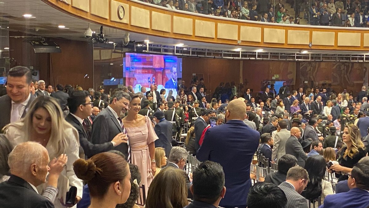 Marcela Aguiñaga se toma selfies con los asistentes.