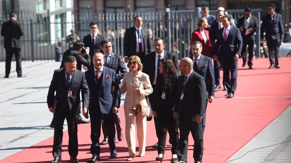 Isabel Noboa ingresa a la Asamblea en compañía de su familia.