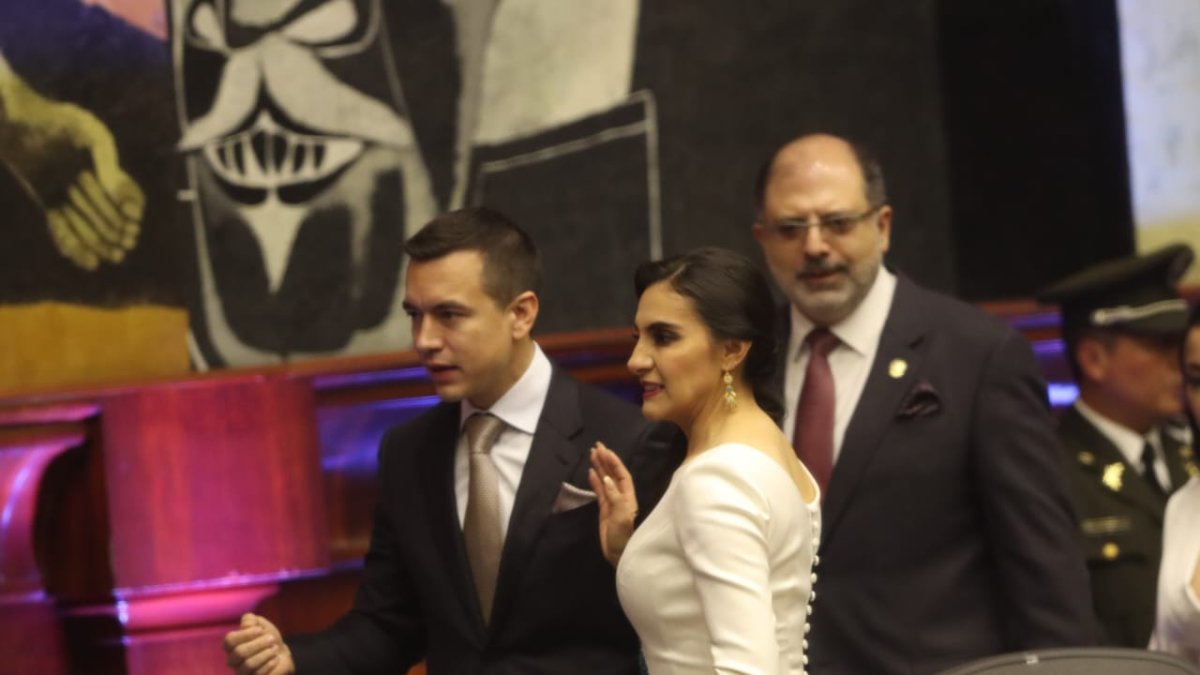 Cordial. El binomio presidencial Daniel Noboa y Verónica Abad durante el cambio de mando.