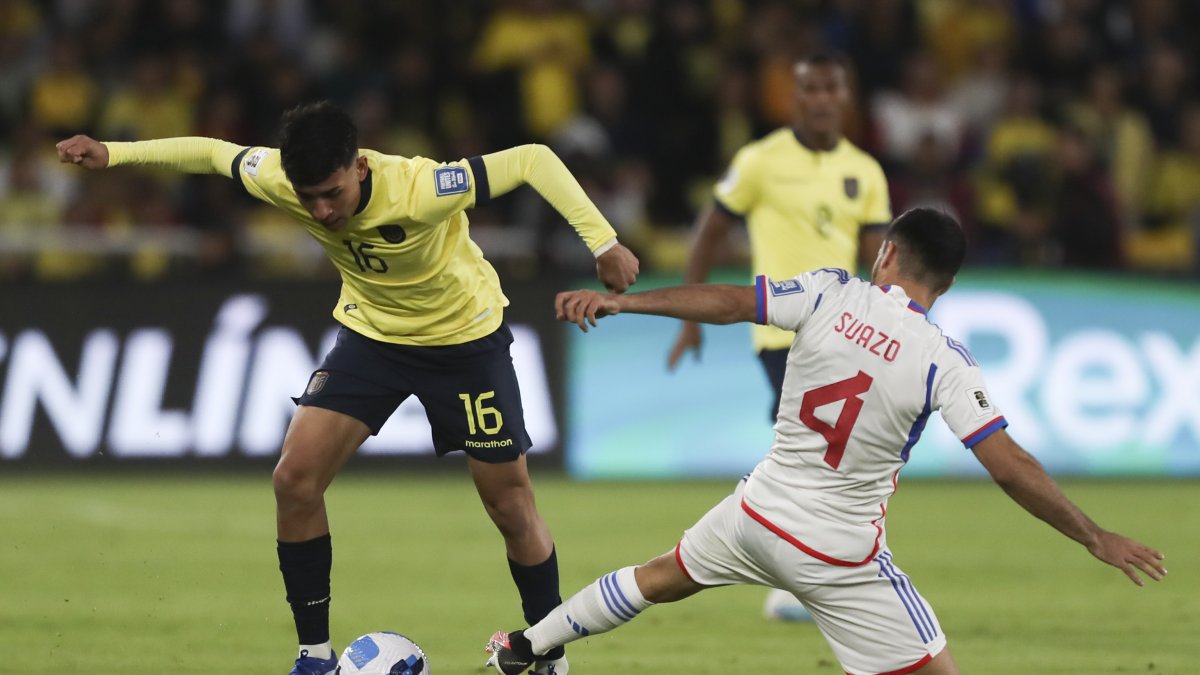 Kendry Páez (i), de Ecuador, disputa un balón con Gabriel Suazo, de Chile, en un partido de las Eliminatorias Sudamericanas.