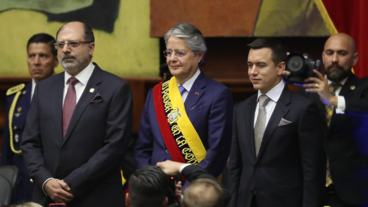 El presidente de la Asamblea Nacional, Henry Kronfle (i), el saliente presidente de Ecuador, Guillermo Lasso (c), y el entrante, Daniel Noboa (d), durante la ceremonia de investidura hoy, al interior de la Asamblea Nacional, en Quito (Ecuador).