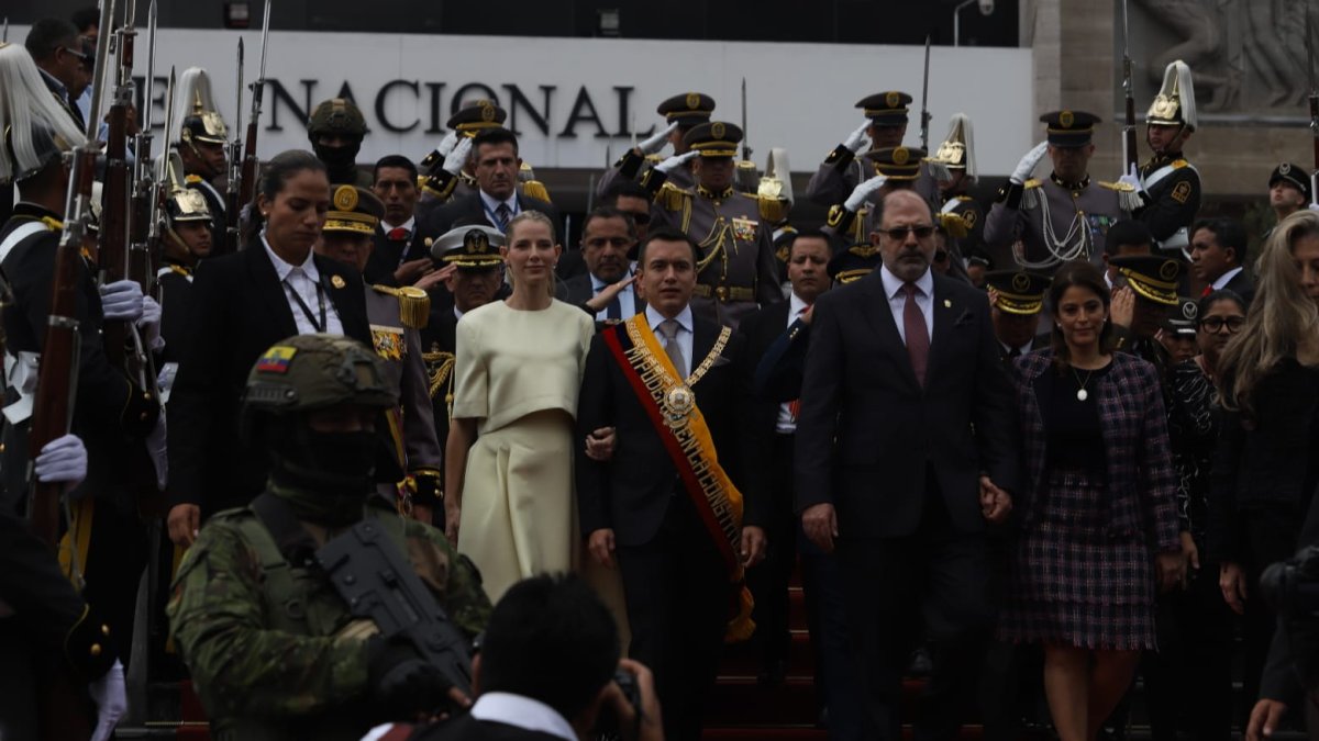 Cambio de mando. El presidente Daniel Noboa, junto a su esposa, Lavinia Valbonesi, al cierre del evento.