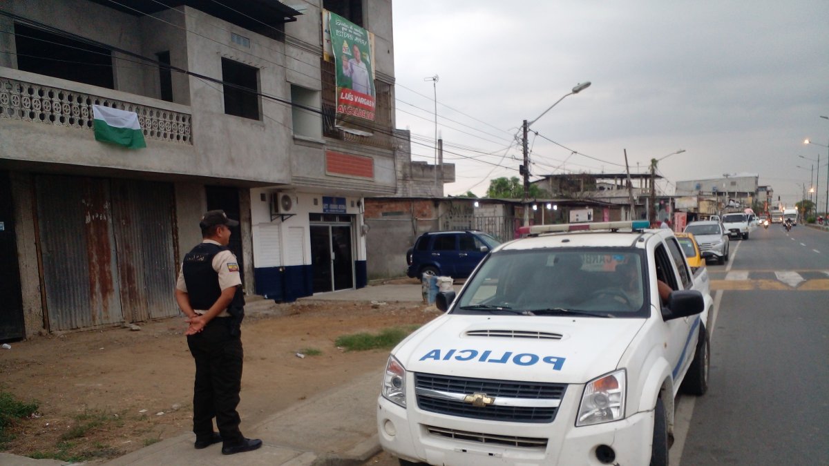 Uniformados de la Policía Nacional acudieron al destacamento para tomar versiones.