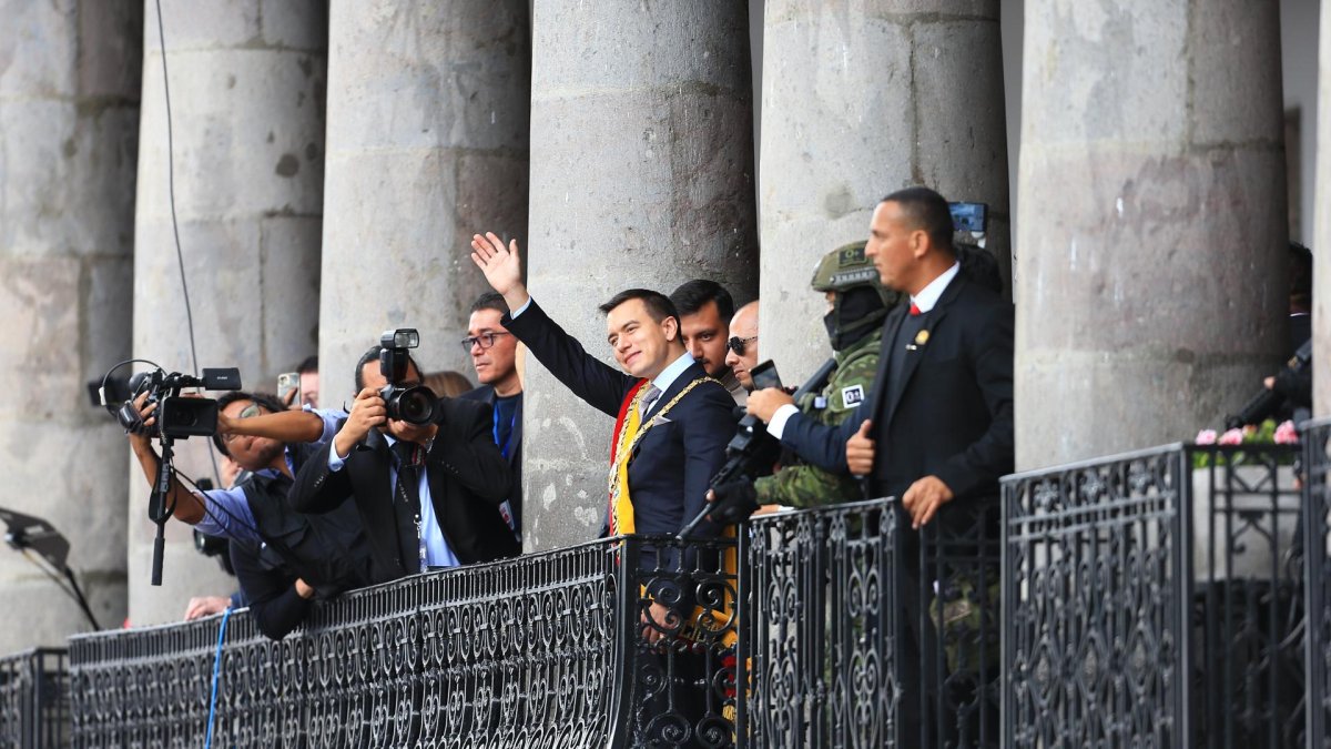 El presidente de Ecuador, Daniel Noboa, saluda desde el Palacio de Gobierno hoy, en Quito (Ecuador).