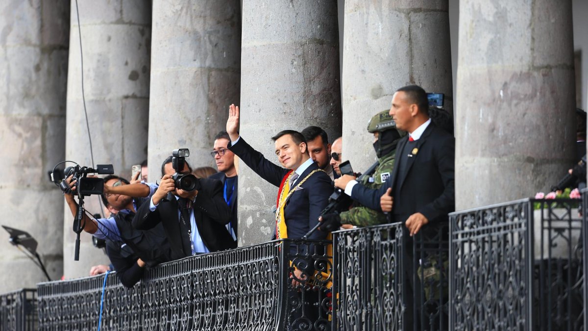 El presidente de Ecuador, Daniel Noboa, saluda desde el Palacio de Gobierno hoy, en Quito (Ecuador).