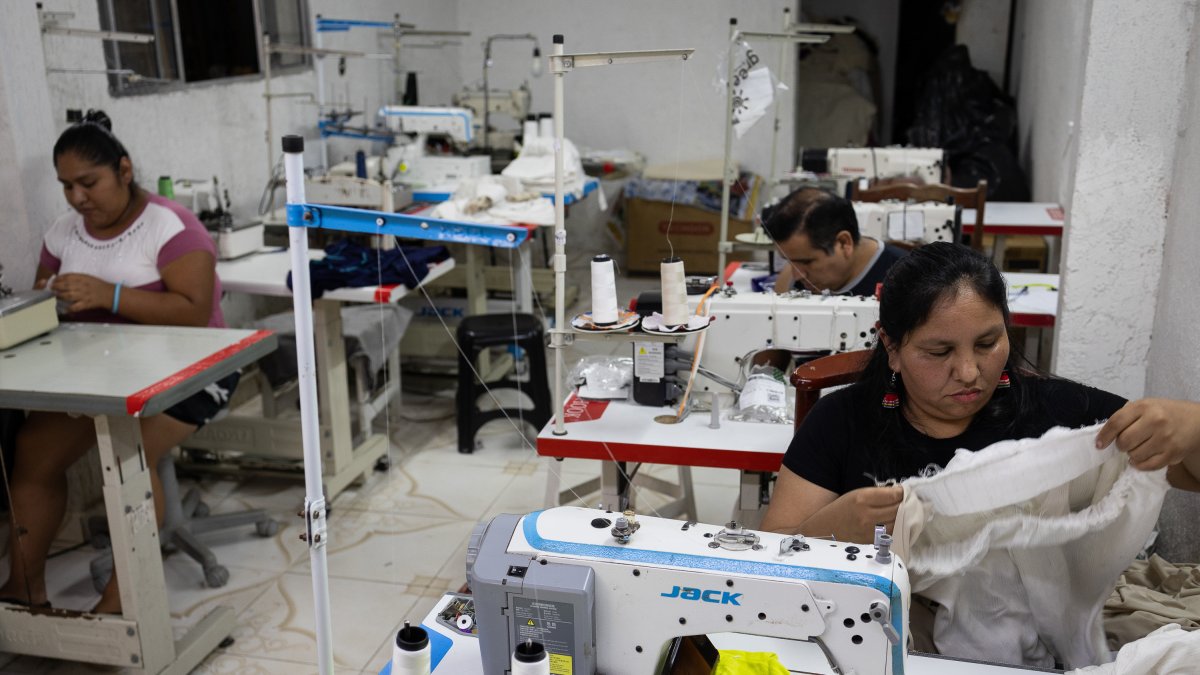 El taller de trabajo de la costurera boliviana Dilma Chilaca, el 10 de noviembre de 2023, en Sao Paulo (Brasil)