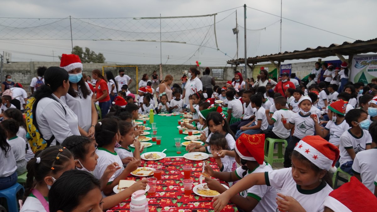 Acto. Las donaciones de alimentos ayudarán a los niños en Navidad.
