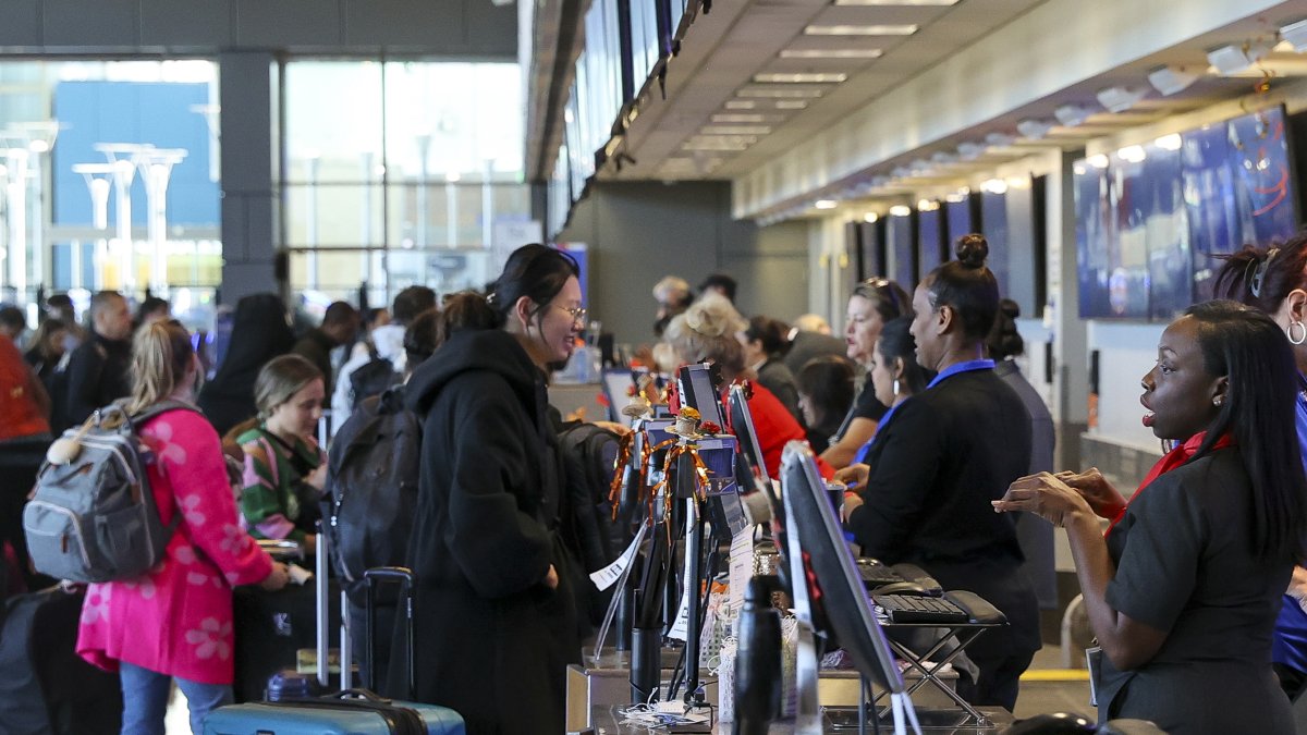 Pasajeros hacen fila para facturar equipaje y recibir tarjetas de embarque en el Aeropuerto Internacional de Austin-Bergstrom, en Austin, Texas (EE.UU.), este 22 de noviembre de 2023.
