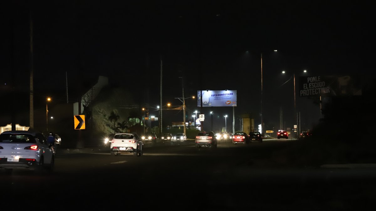 Daños. La falta de iluminación en varios tramos de la avenida León Febres Cordero es un problema que afecta desde hace meses a los conductores.