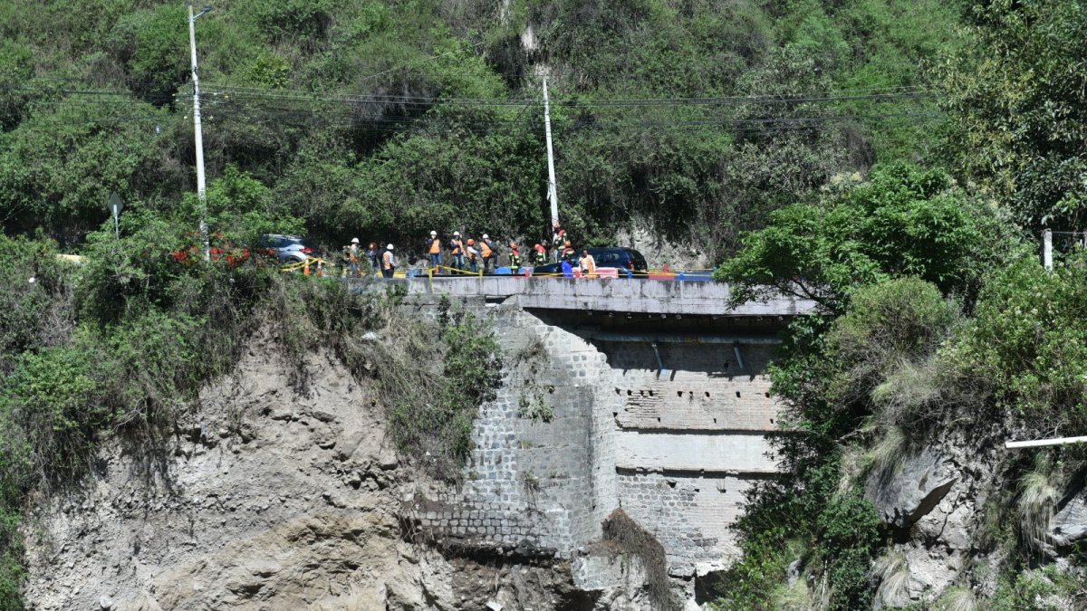 El caudal del río causó la erosión del talud ubicado en el puente antiguo que tiene 100 años de construcción.