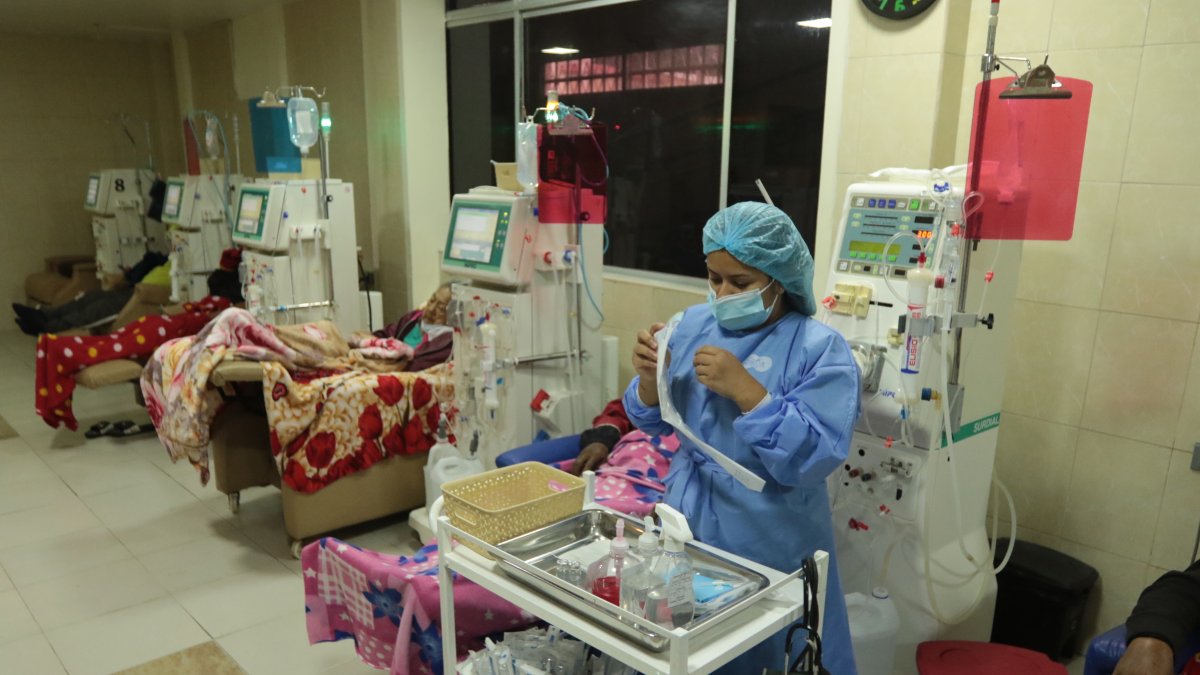 Los centros de diálisis dicen atender a 5.500 pacientes derivados del IESS y que la entidad les debe $ 55 millones.