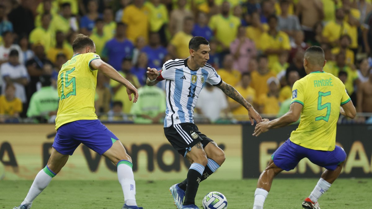 Andre (d), de Brasil, disputa el balón con Ángel Di María (c), de Argentina.