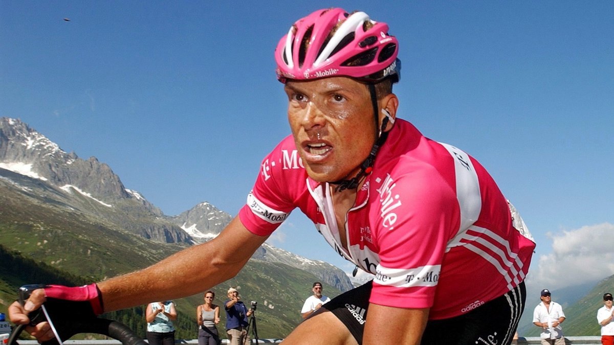 Ullrich pasó por equipos como Telekom, Coast/Bianchi y T-Mobile hasta que se reitró en 2006.