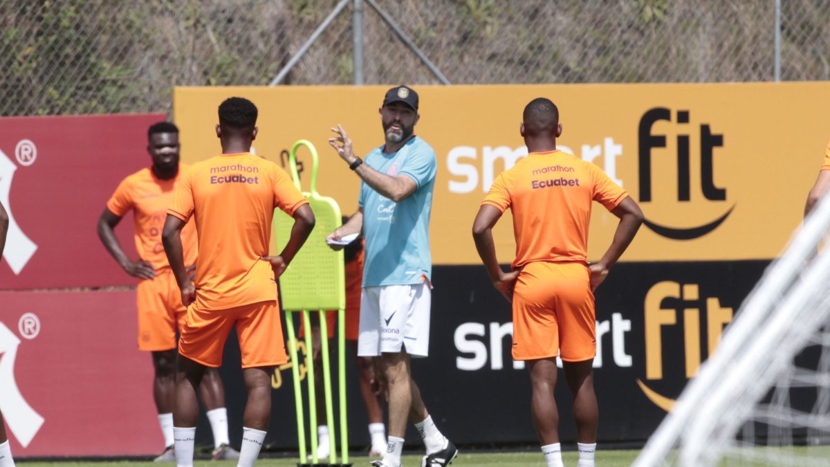 Félix Sánchez dirige el entrenamiento de la selección previo al partido contra Chile, en la casa de la selección.