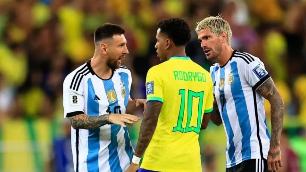 Rodrygo (c), delantero de Brasil, discute con Lionel Messi (i), de Argentina.