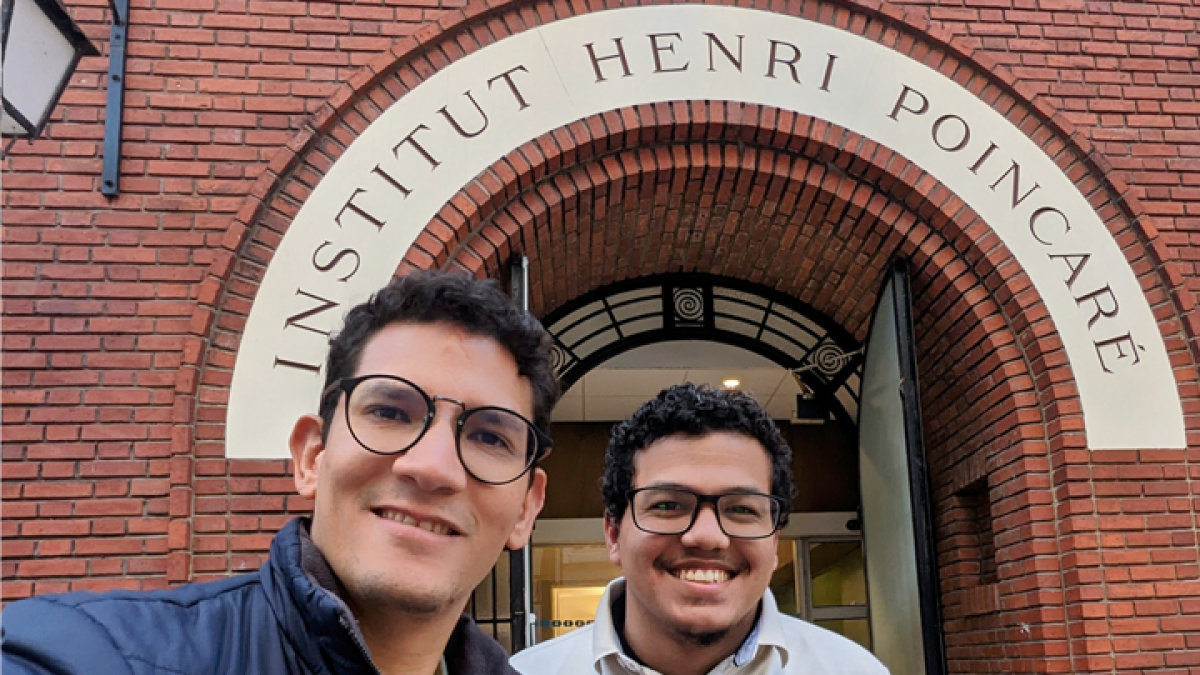 Estudiante. Alexander recibió una beca académica.