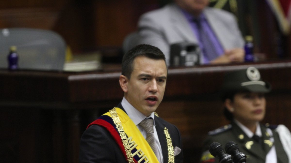 Símbolos. Noboa luego de ser investido con la banda presidencial y el gran collar de la orden nacional al Mérito.