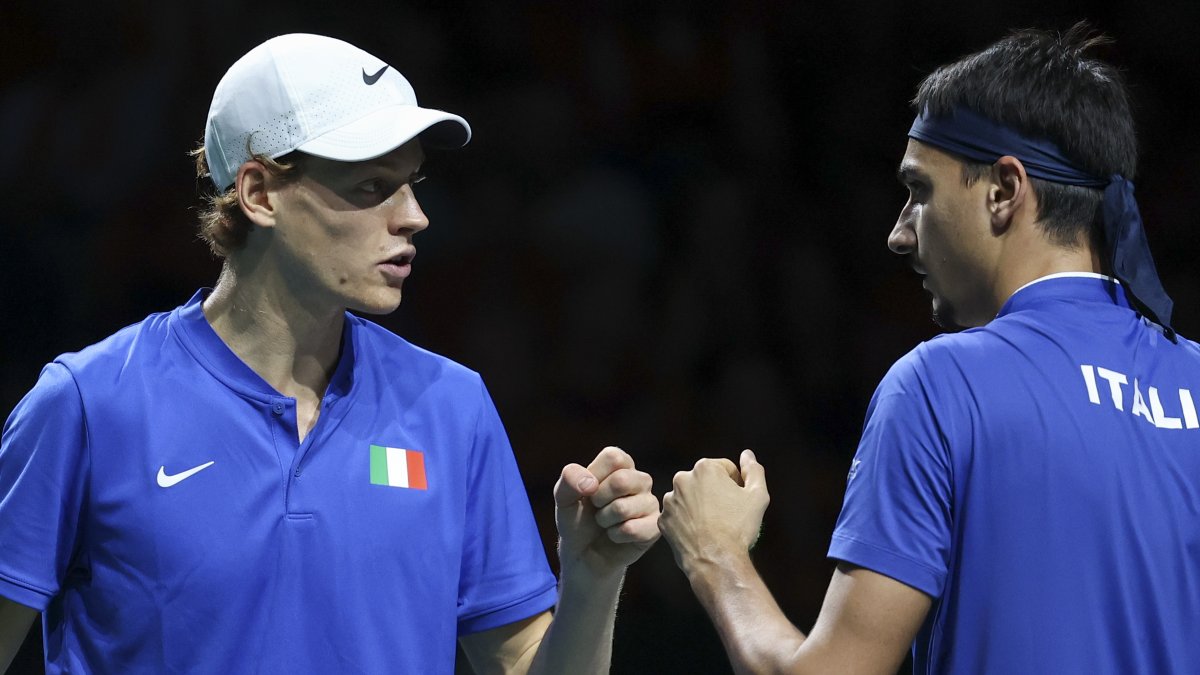 Los jugadores italianos Jannik Sinner (i) y Lorenzo Sonego durante el partido de dobles que han disputado contra los neerlandeses Griekspoor y Koolhof.