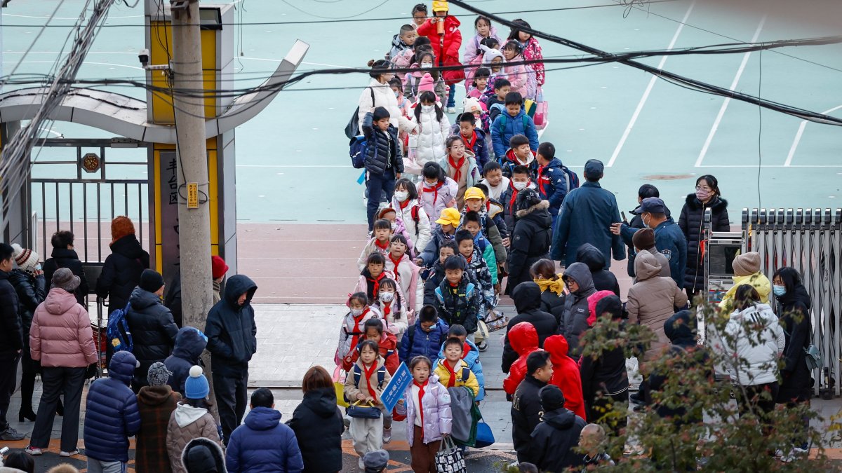 Estudiantes abandonan una escuela en Pekín este jueves 23 de noviembre de 2023.