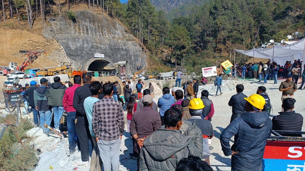 Trabajadores de rescate cerca del túnel colapsado hace doce días donde están atrapados 41 obreros en Uttarkashi, en el norte de la India.