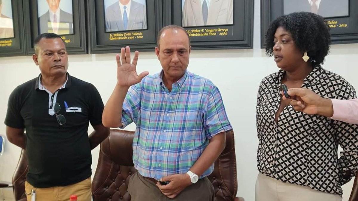 Gustavo Samaniego (centro) es el nuevo alcalde de San Lorenzo.