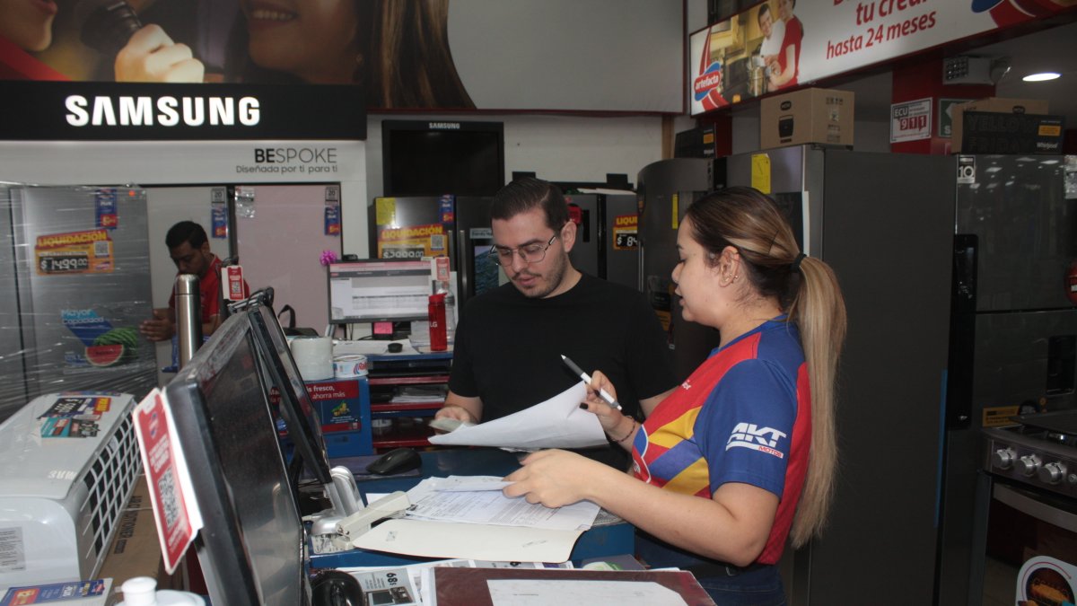 Precavido. Expertos instan al consumidor a hacer gastos responsables que no afecten su bolsillo y no le generen sobreendeudamiento.