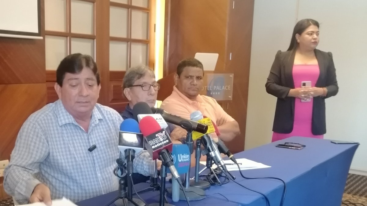 Segundo Solano (izquierda), presidente de la Asociación de Bananeros Orense.