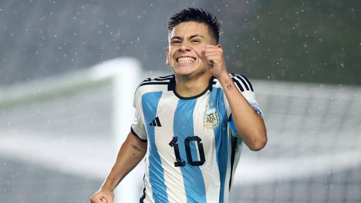 Claudio Echeverri el 10 de la albiceleste celebrando su primer Hat-trick.