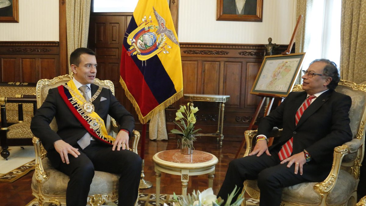 Fotografía cedida por la Presidencia de Ecuador que muestra al presidente, Daniel Noboa (i), junto a su homólogo de Colombia, Gustavo Petro, durante una reunión, en Quito (Ecuador).