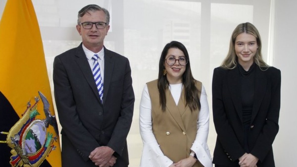 Juan Carlos Vega junto a las ministras de Energía, Andrea Arrobo, y Ambiente, Sade Fritsch