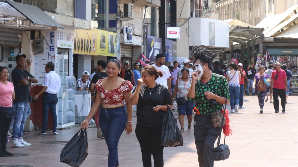 Referencial. Las calles que serán peatonalizadas están por el sector de la bahía, donde existe un alto flujo comercial.