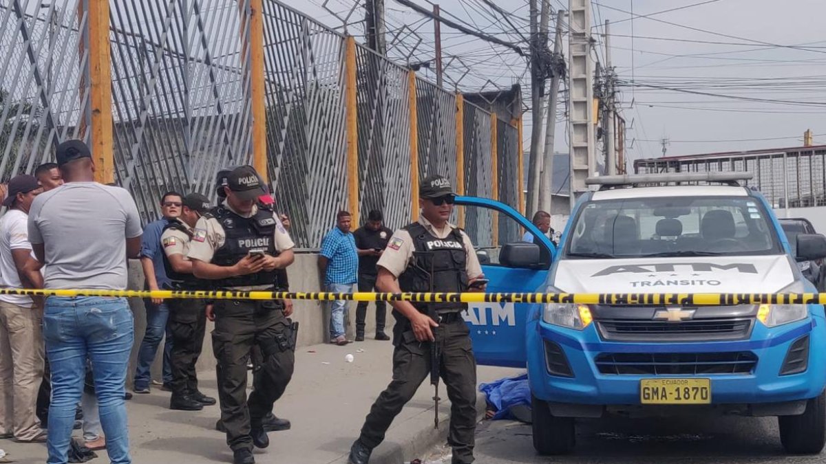 Asesinaron a un agente de tránsito mientras laboraba en la vía a Daule, quedó en un costado.