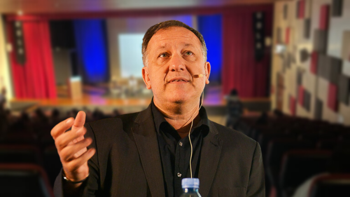 El argentino Carlos Scolari ofreció un taller de la inteligencia artificial ChatGPT en Mediamorfosis