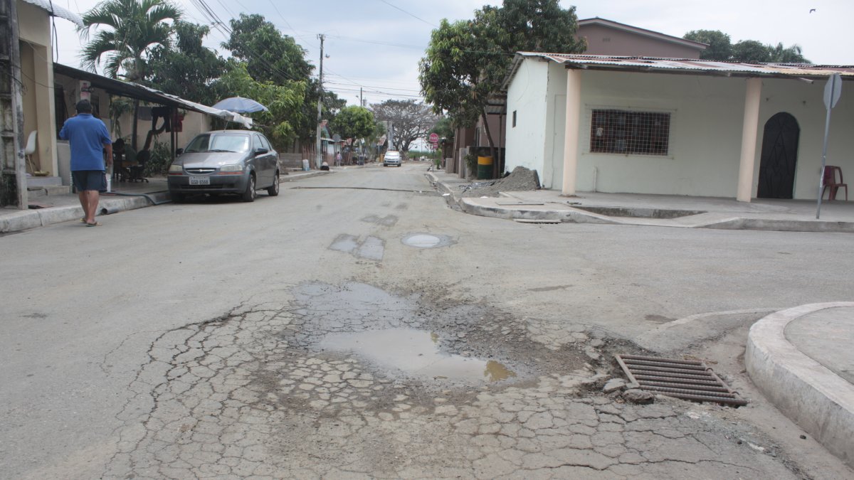 Daños. Una de las calles interiores del Buijo Histórico se encuentra en mal estado por el paso de volquetas.