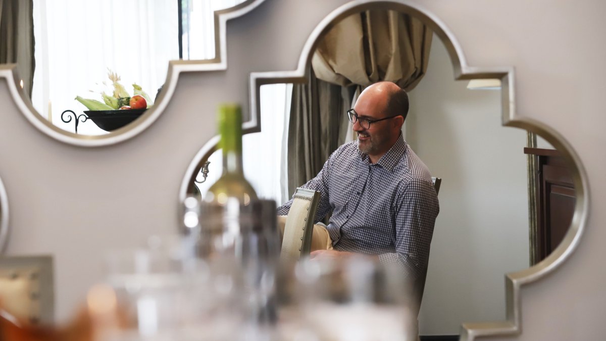 En la mesa mientras conversa con el equipo de SEMANA.