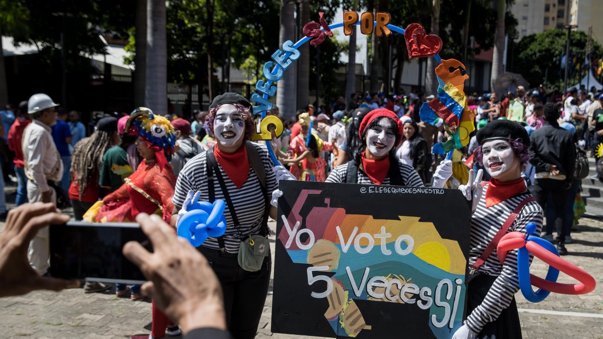 Caracas.  Manifestantes participan en una marcha de apoyo al reclamo territorial venezolano por el Esequibo.