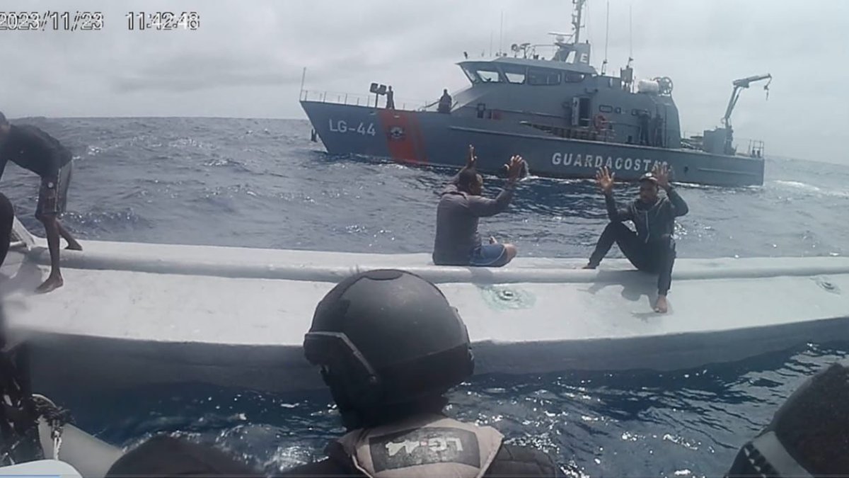 Las lanchas guardacostas de la Armada interceptaron el semisumergible en la zona de exclusión marítima ecuatoriana.