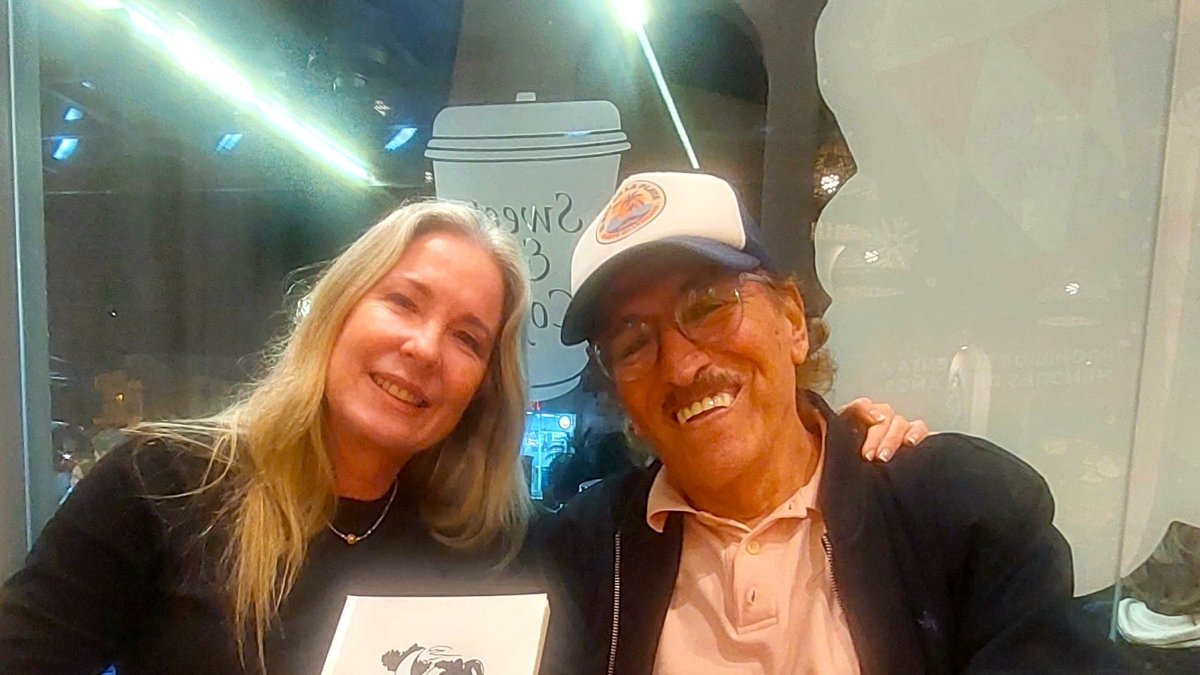 E escritor Mario Maldonado, exhibe su obra donde narra sus experiencias