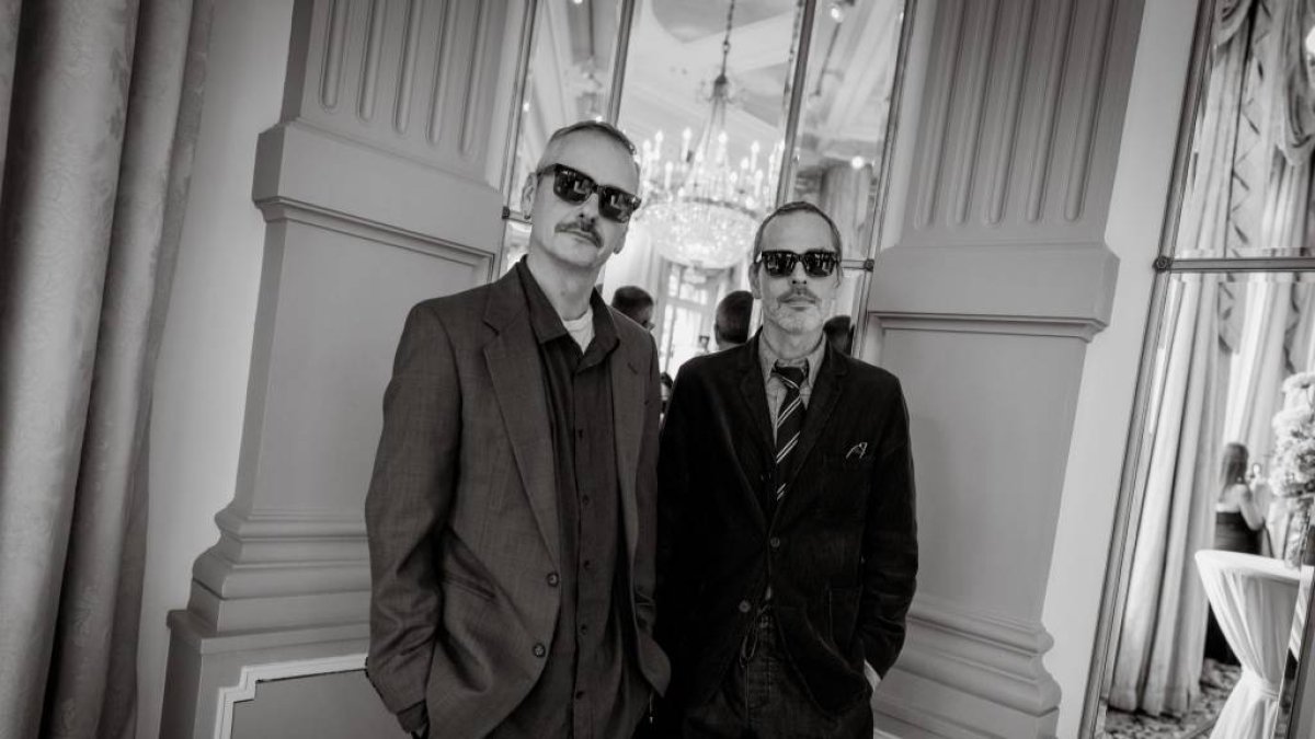 Viktor y Rolf luciendo sus propias gafas