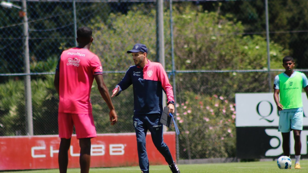 Martín Anselmi (d) da indicaciones en práctica negriazul.