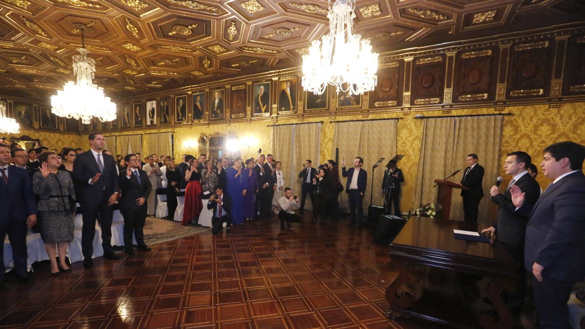 Luego de cuatro meses de mandato, Daniel Noboa cambia a los gobernadores de Azuay e Imbabura.