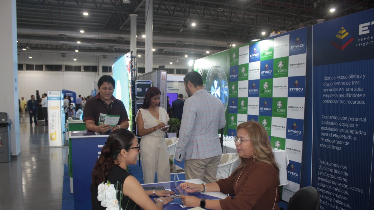 Logística. María Dolores Cobos, gerente de la empresa Etyecu (primera derecha).