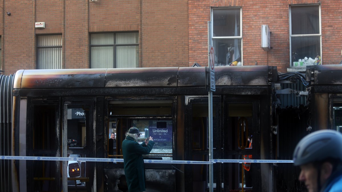 Dublín. Un tranvía aparece dañado tras los disturbios en esta capital.