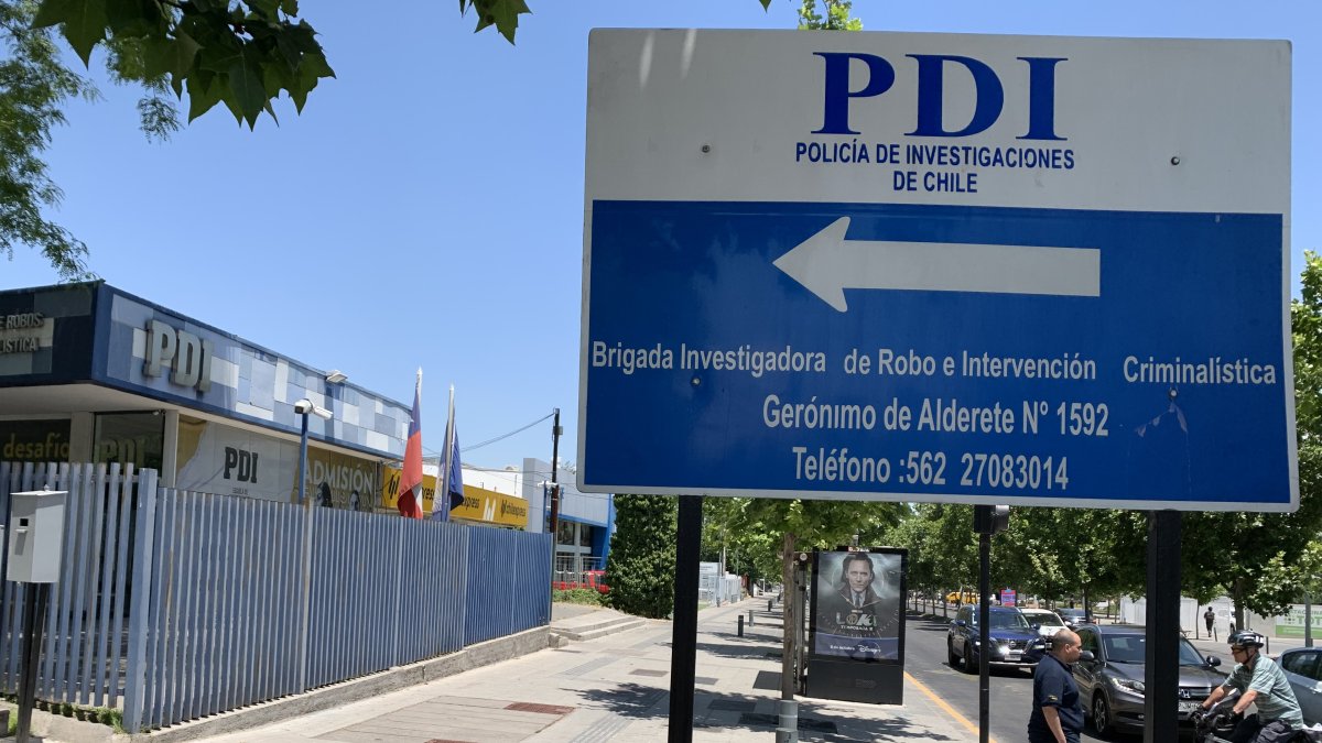 La entrada a una comisaria de policía hoy, en el barrio Vitacura de Santiago (Chile).