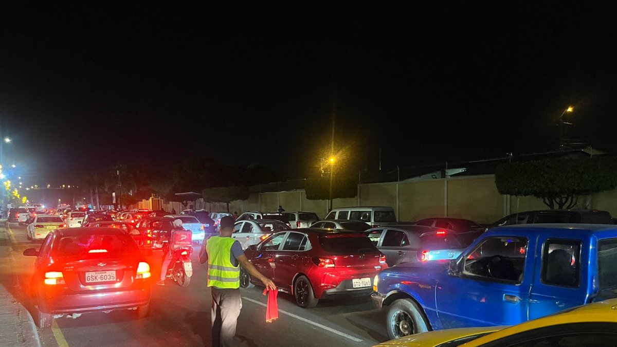 En el sector se reflejó una larga fila de autos.