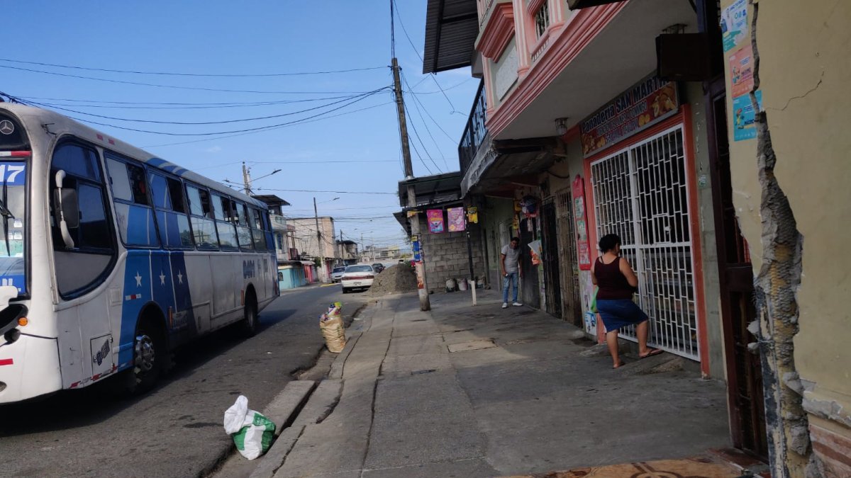 El transporte urbano se impactó contra una vivienda y dos tiendas.