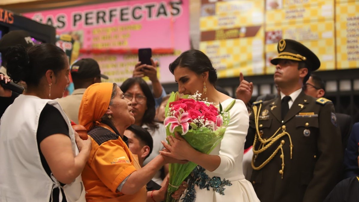 Actividad. Mientras en Carondelet se realizaba un almuerzo para las delegaciones internacionales, la vicepresidenta fue recibida en el mercado Iñaquito.